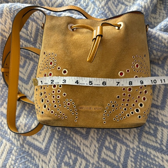 Michael Kors Gold Eyelet Shoulder Bag Suede Leather Chic Fun Spring Retro Cool - Picture 4 of 7